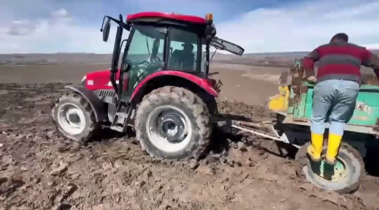 Kars'ta çamura saplanan traktörler güçlükle kurtarıldı