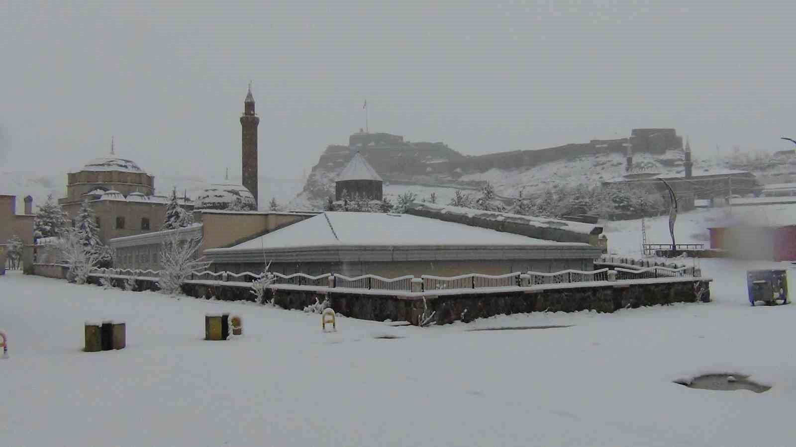Kars'ta yer gök beyaz: Kar kalınlığı 30 santimi aştı