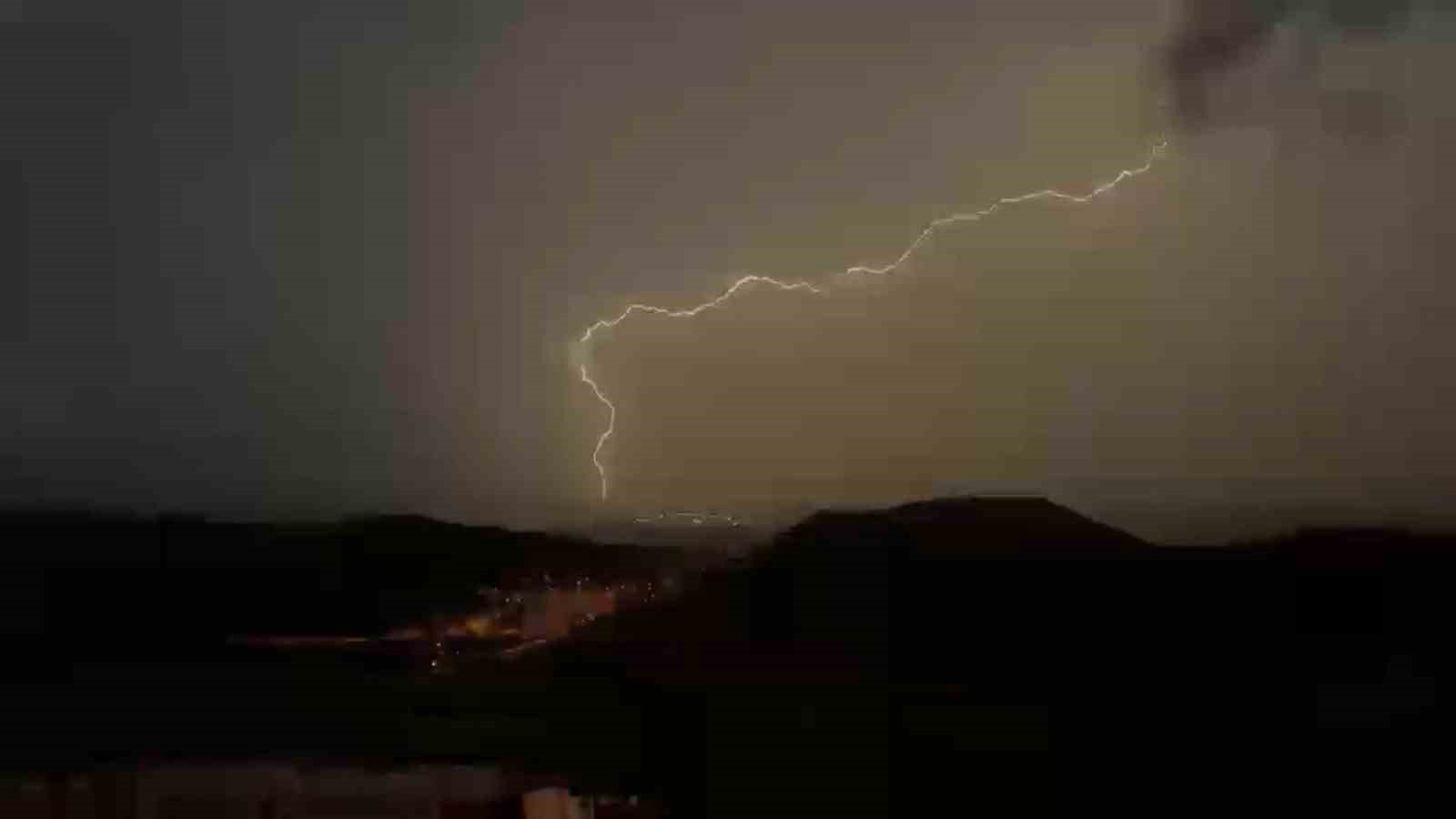 Mardin'de şimşek ve yıldırım görsel şölen oluşturdu