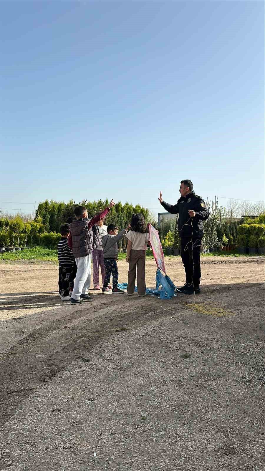 Nusaybin'de çocukların uçurtma sevincine polis ağabeyleri de ortak oldu