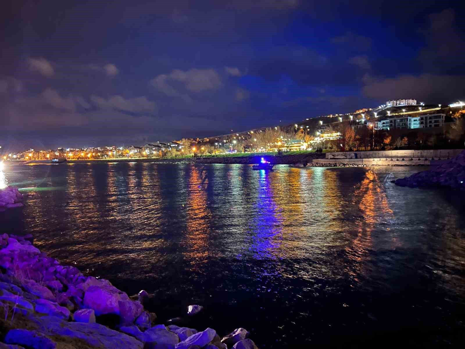 Van Gölü'ne düşen şahıs için kurtarma seferberliği