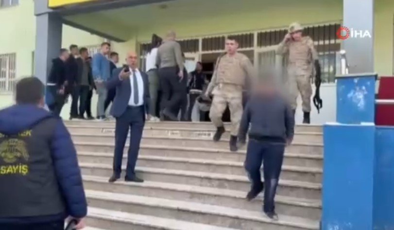 Siverek'te Lisede Silahlı Saldırı: 16 Kişi Yaralandı, Saldırgan İntihar Etti
