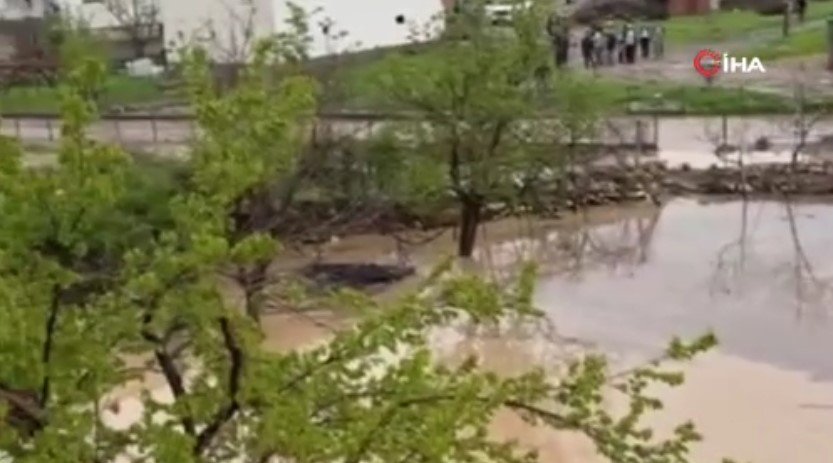 Batman'da sağanak etkili oldu: Sel ve tavan çökmesi paniğe yol açtı.