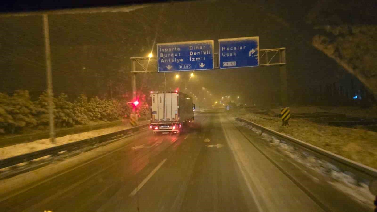 Afyonkarahisar'da karla mücadele sürüyor