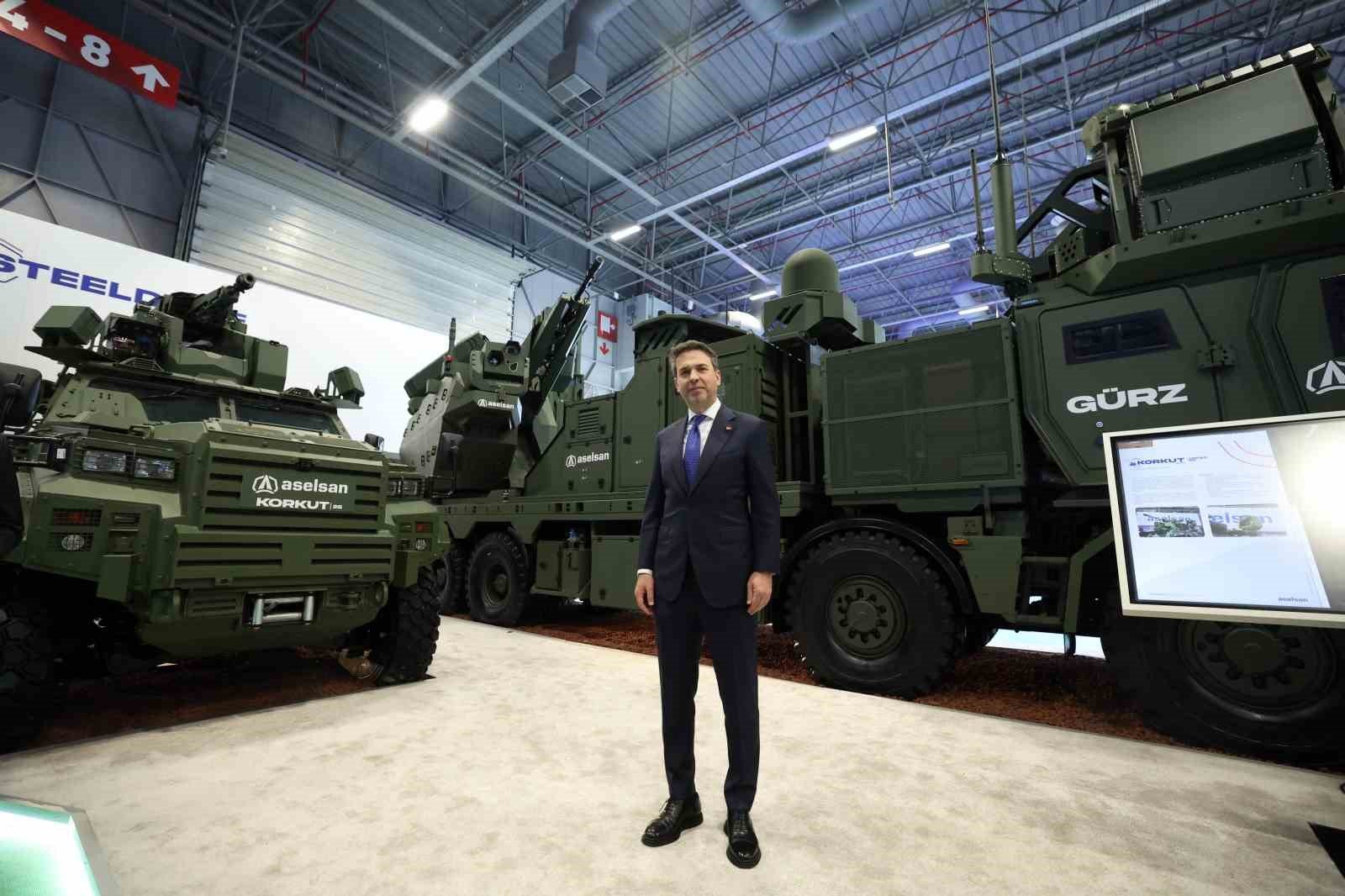 Bakan Bayraktar, SAHA 2026'yı ziyaret etti: 'Hepimiz için bir iftihar vesilesi'