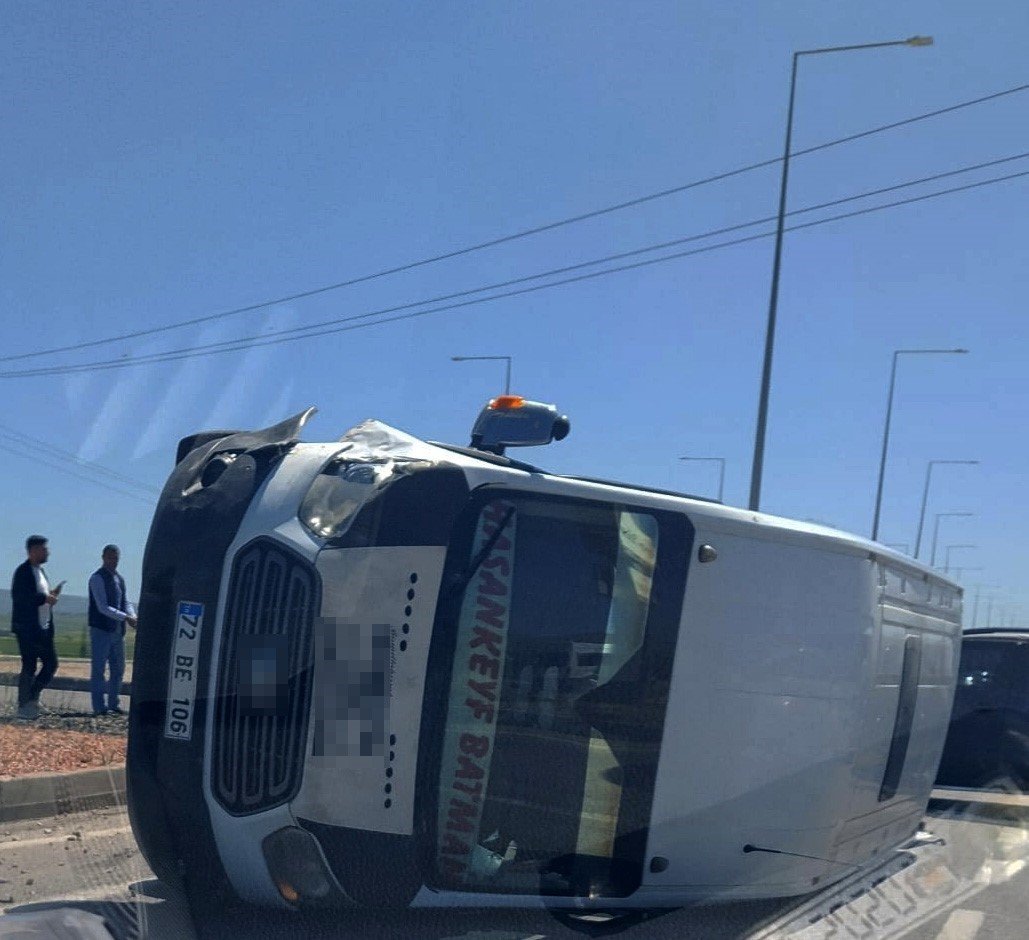 Batman'da minibüs ile otomobil çarpıştı: 5 yaralı