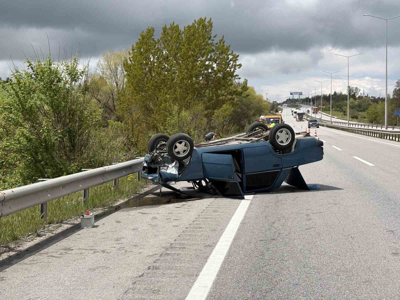 Çorum'da bariyerlere çarpan otomobil devrildi: 1 yaralı