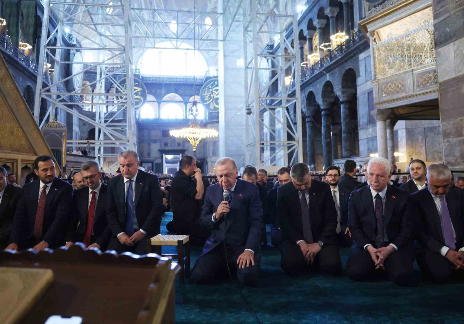 Cumhurbaşkanı Erdoğan, cuma namazını Ayasofya Camii'nde kıldı, Kur'an-ı Kerim okudu
