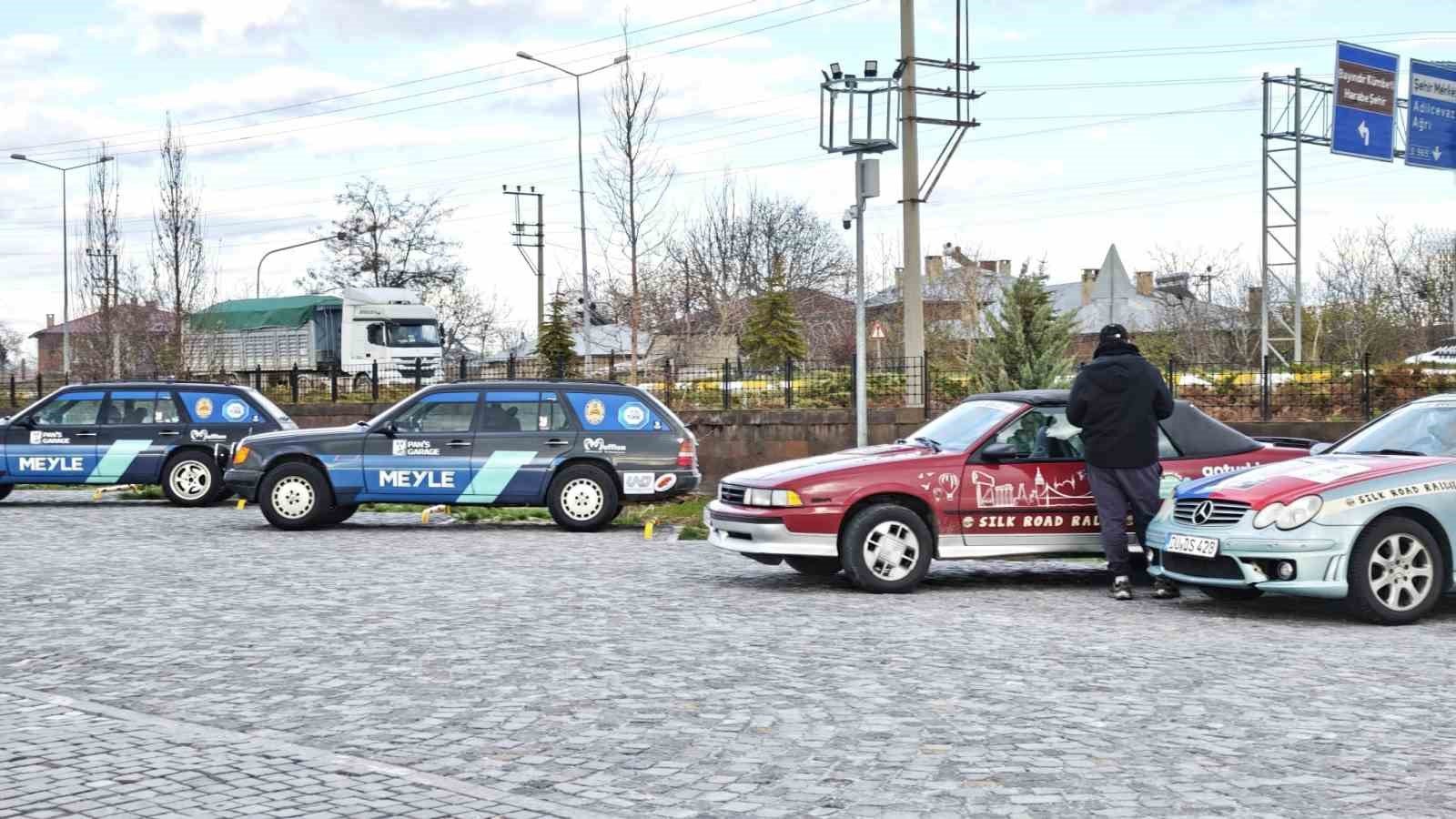 'Doğu-Batı Dostluk ve İpek Yolu Rallisi' Ahlat'ta