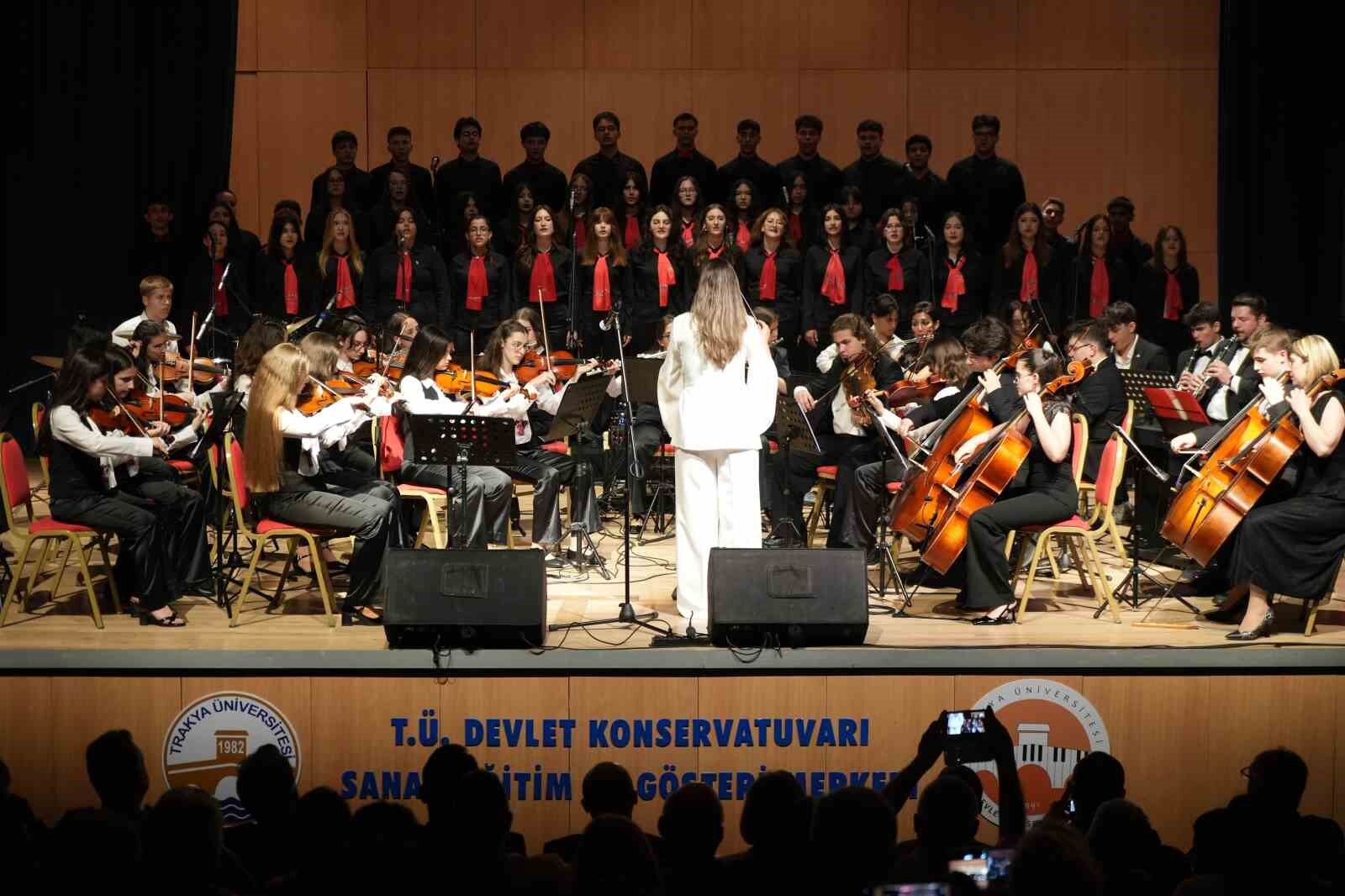 Edirne Lisesi'nden hafızalara kazınan gece: Genç yetenekler ayakta alkışlandı