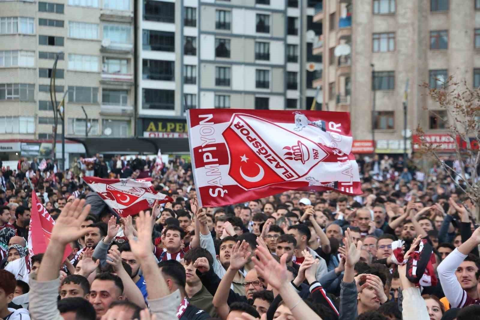 Elazığ'da binlerce taraftar, dev ekranda maçı izledi