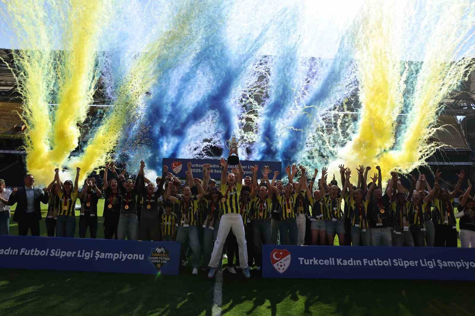 Fenerbahçe Kadın Futbol Takımı, şampiyonluk kupasını kaldırdı