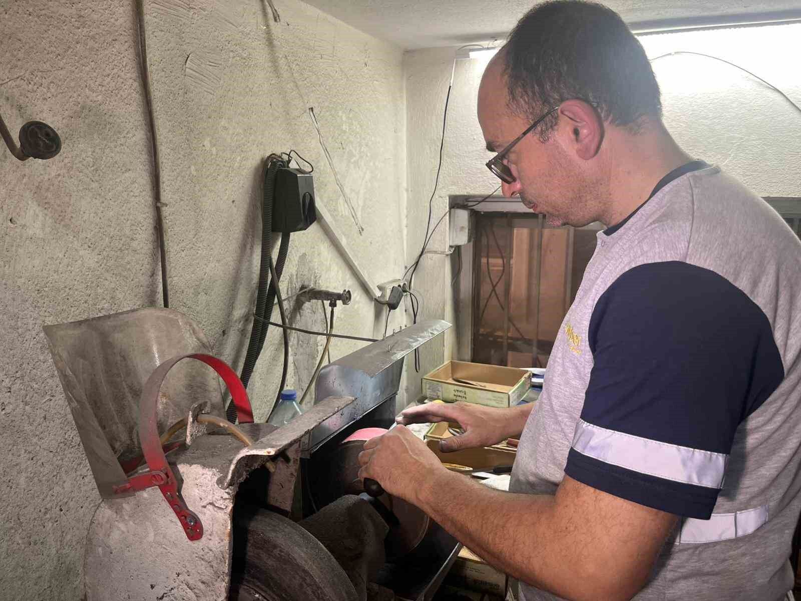 Görme engelli bıçak ustası Kurban Bayramı mesaisi için dükkanında sabahlıyor