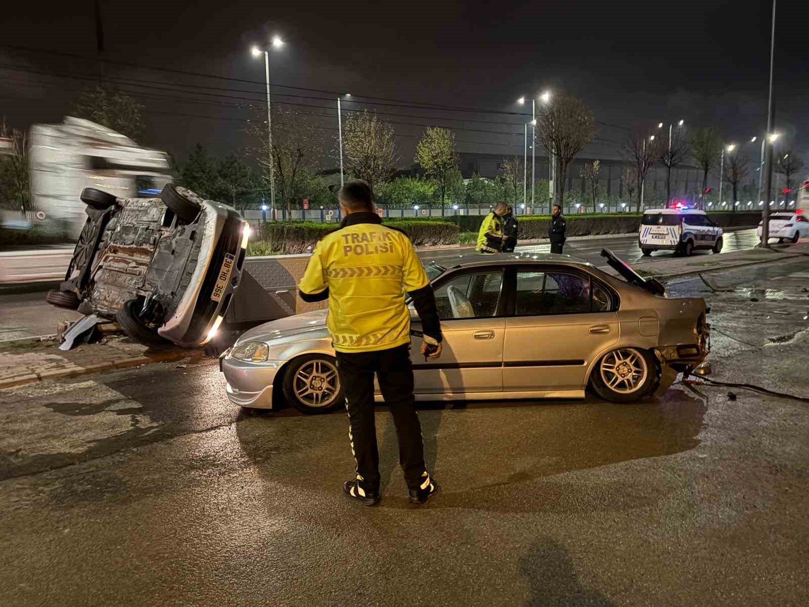 Kayseri'de otomobil park halindeki araca çarpıp yan yattı: 2 yaralı