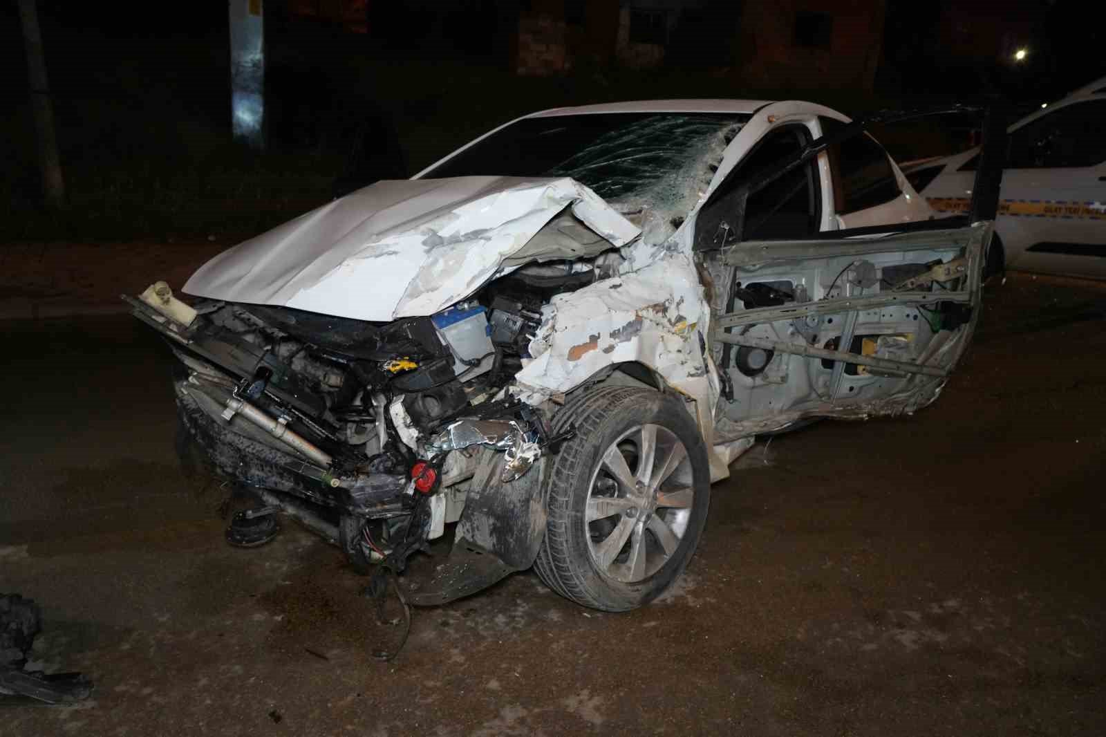 Kontrolden çıkan otomobil, park halindeki çekiciye çarptı: 1 ölü, 1 yaralı