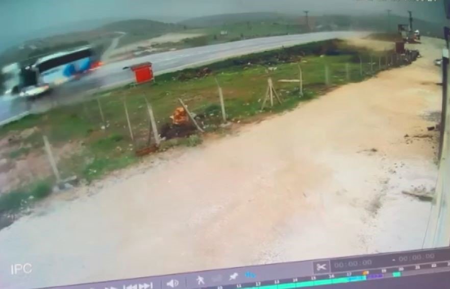 Malatya'da 3 kişinin hayatını kaybettiği otobüs kazası kamerada