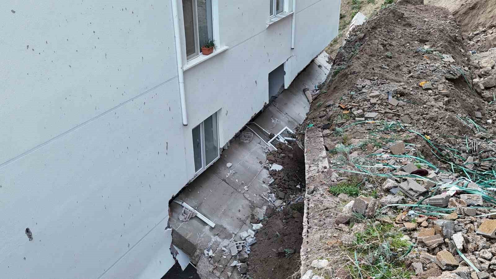 Nevşehir'de çöken istinat duvarı evlerin içine girdi: 10 ev tahliye edildi
