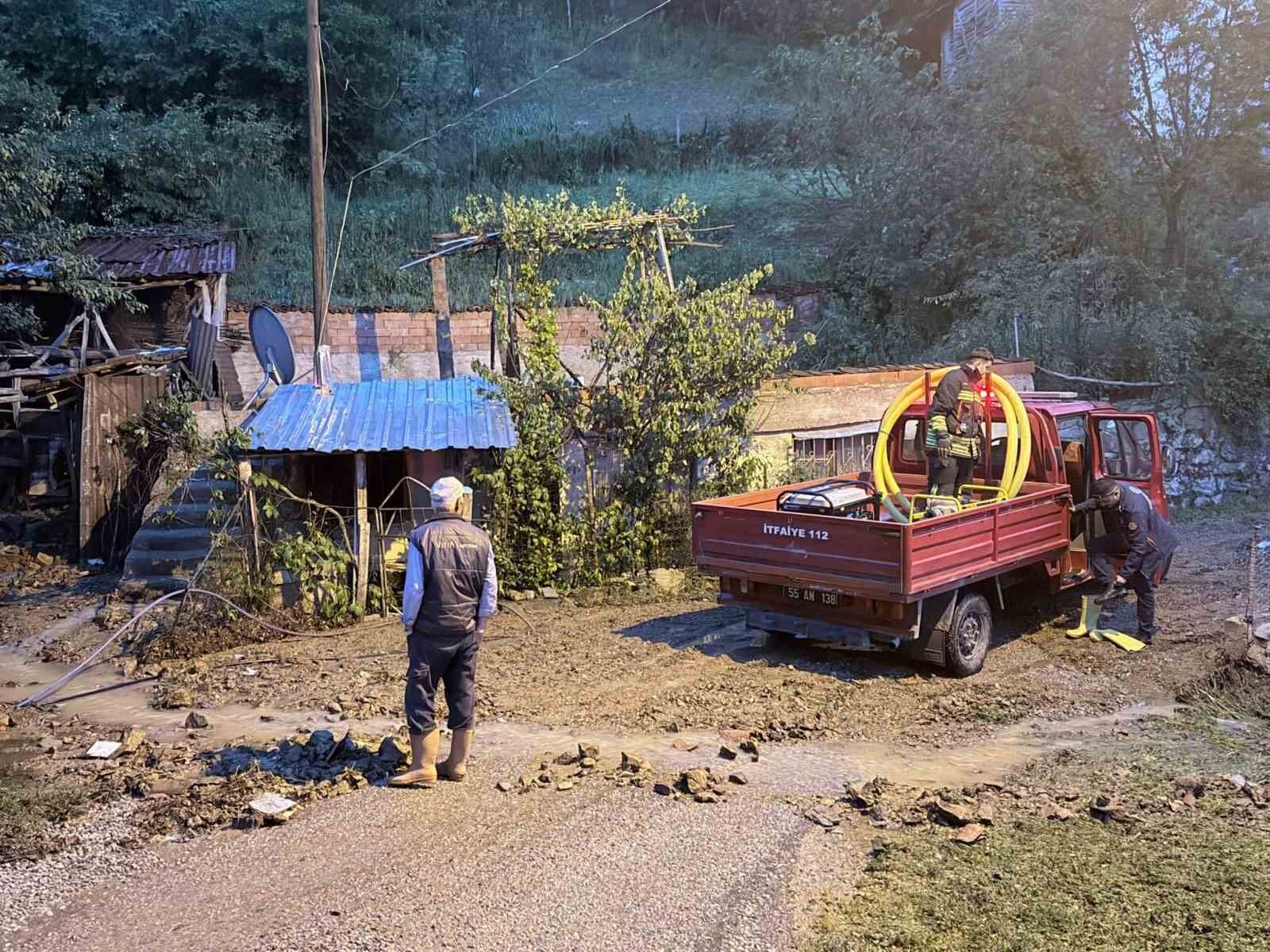 Samsun Kavak'ta sağanak yağış: Yollar dere gibi aktı