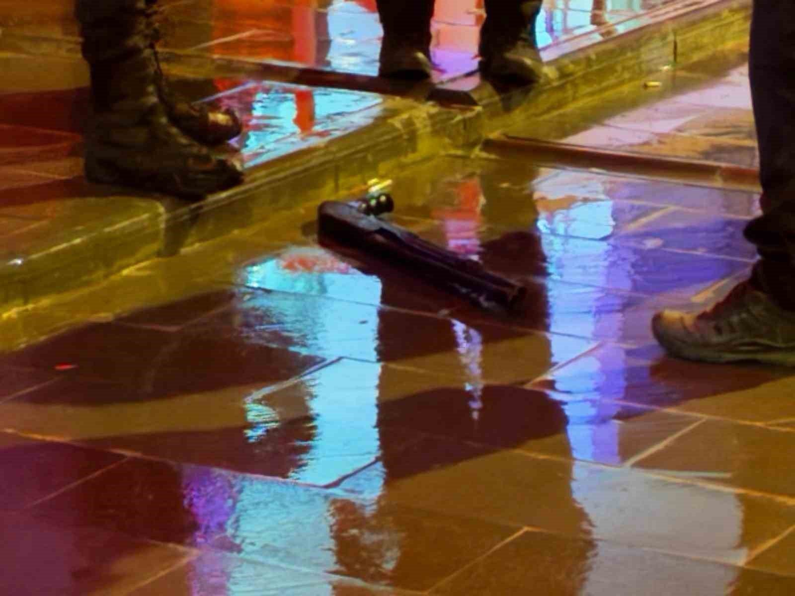 Sokak ortasında tüfekle dolaşan çocuk, kovalamaca sonucu yakalandı