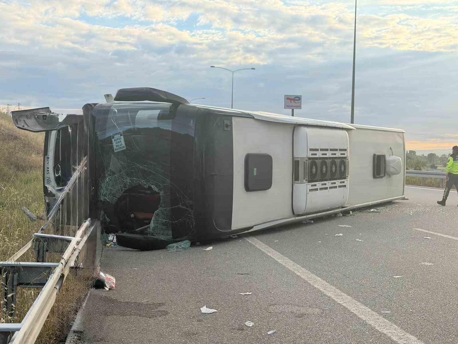 Susurluk'ta yolcu otobüsü devrildi: 25 yaralı