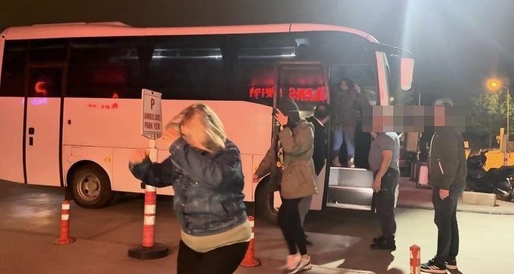Tepebaşı Belediyesi'ne yönelik operasyonda gözaltında şüpheler sağlık kontrolünden geçirildi