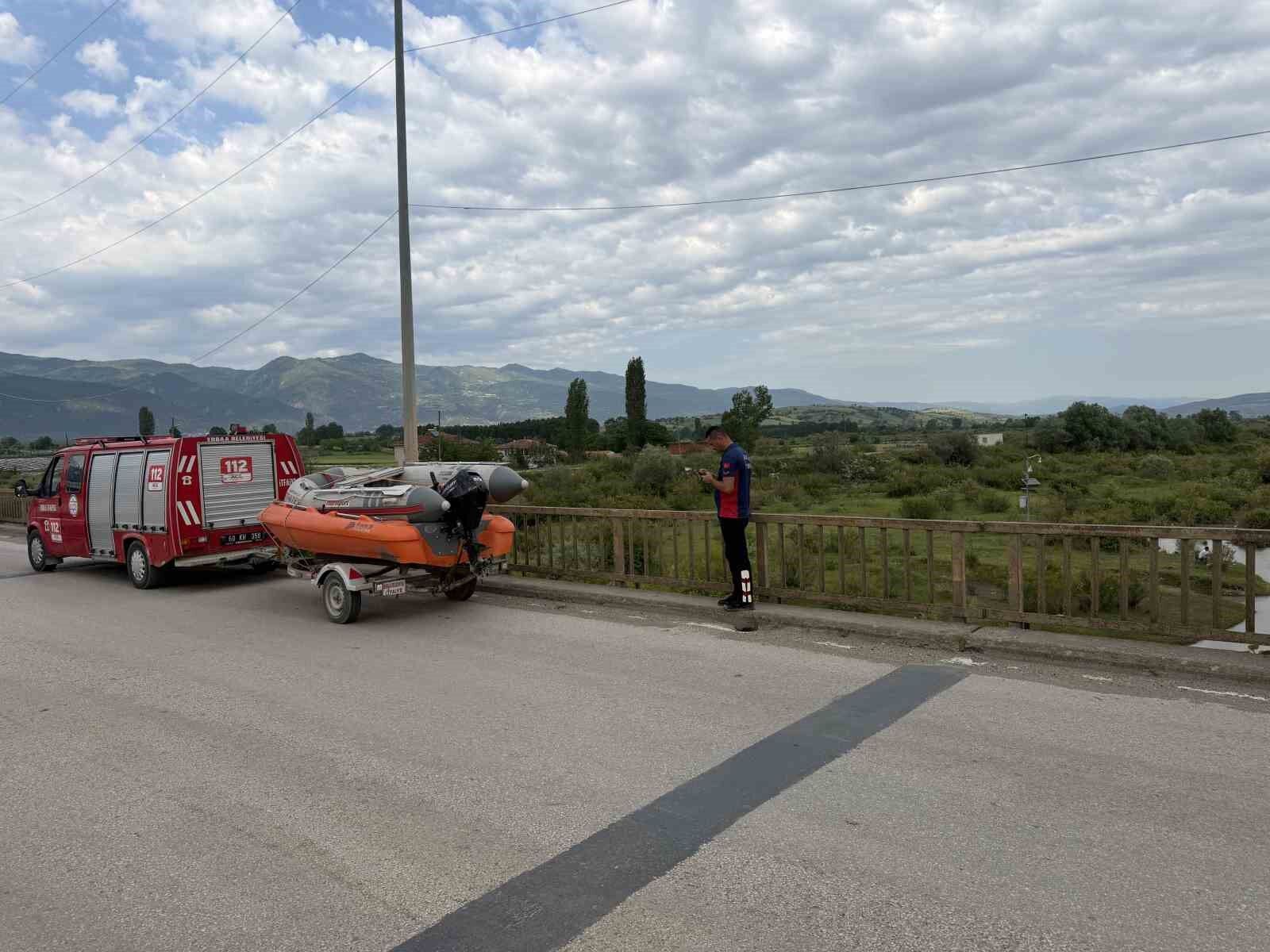 Tokat'ta ırmağa giren 2 genç akıntıya kapılarak kayboldu