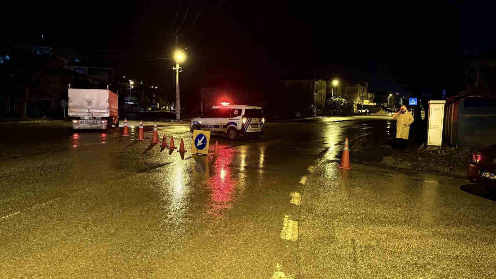 Turhal'da taşkın riskine karşı bazı cadde ve sokaklar araç trafiğine kapatıldı