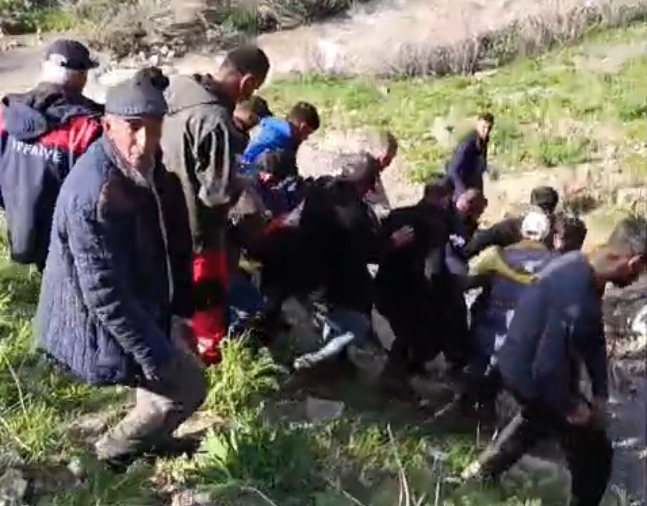 Yüksekovada'da pancar toplarken kayalıklardan düşen kadın hayatını kaybetti