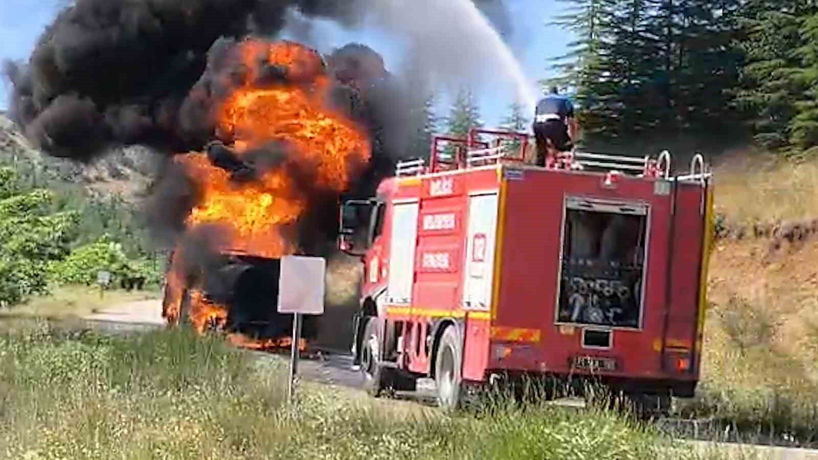 Akaryakıt tankeri alev topuna döndü: Yangın ormana sıçramadan söndürüldü