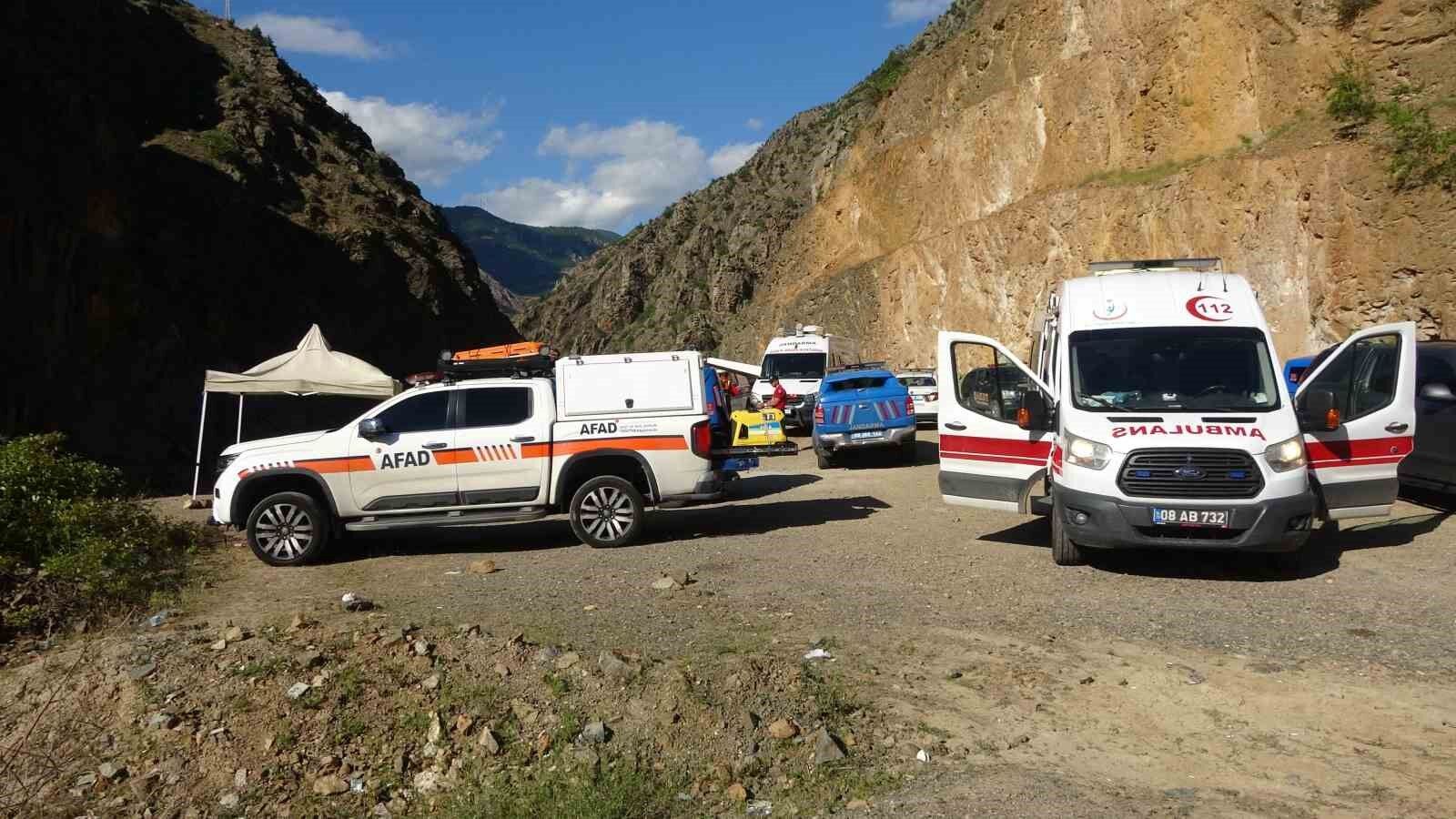 Artvin'de dereye uçan kamyondaki kayıp şahsın cansız bedenine 14 gün sonra ulaşıldı