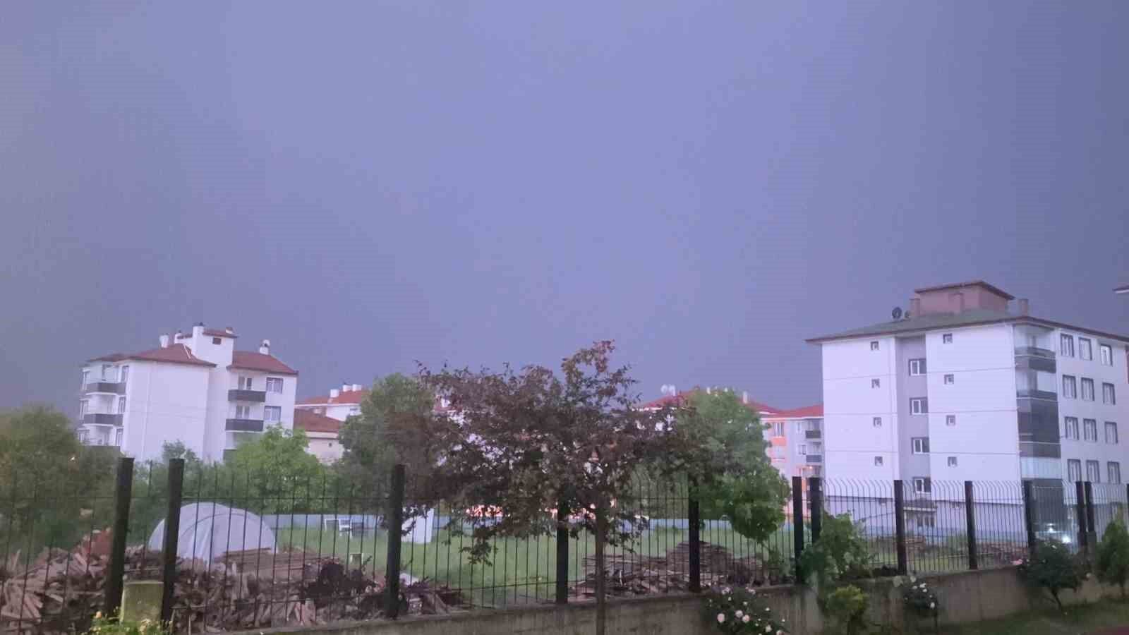 Bolu'da şimşekler geceyi aydınlattı