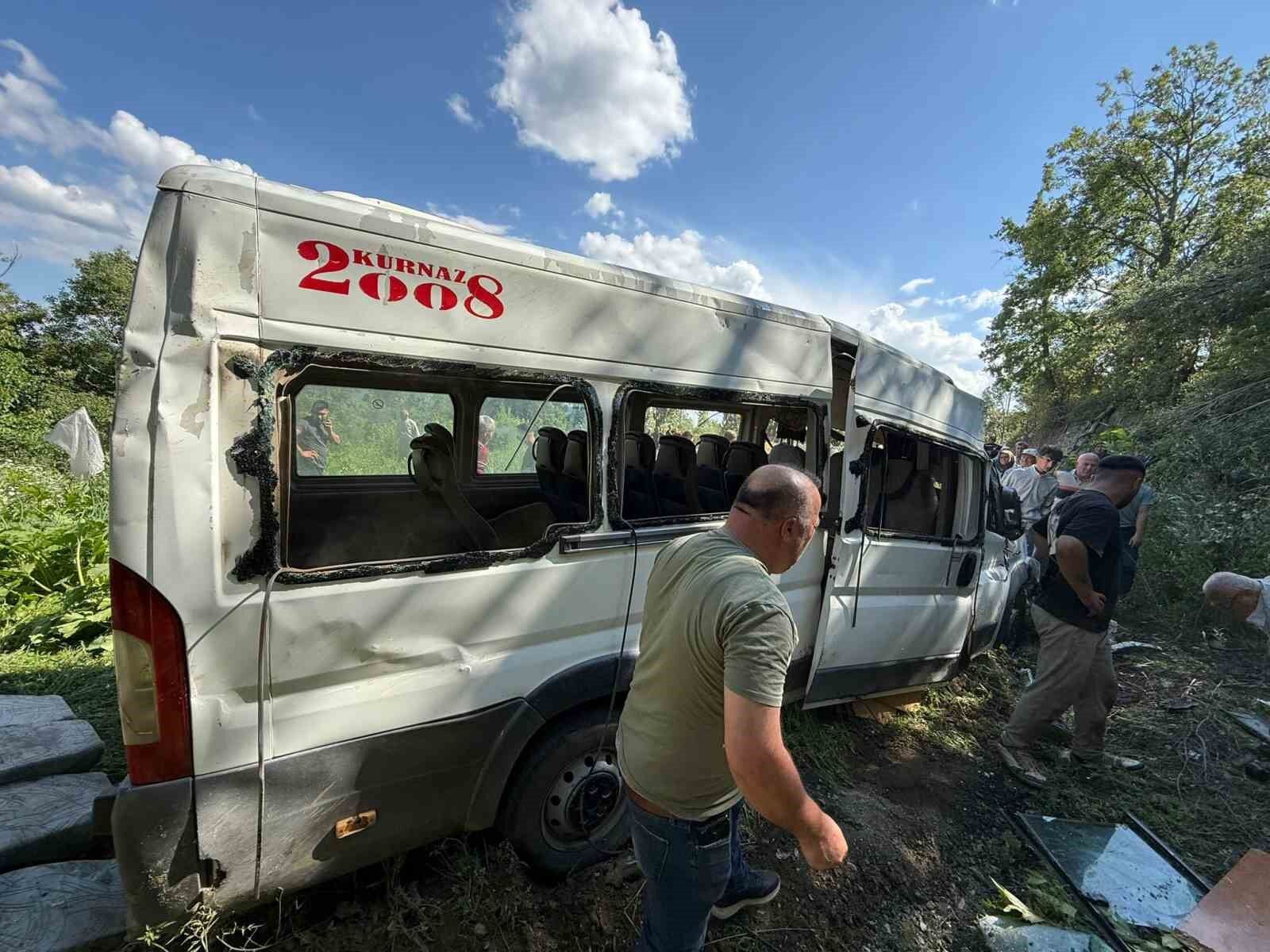 Burdur'da minibüs tarlaya uçtu: 8 yaralı