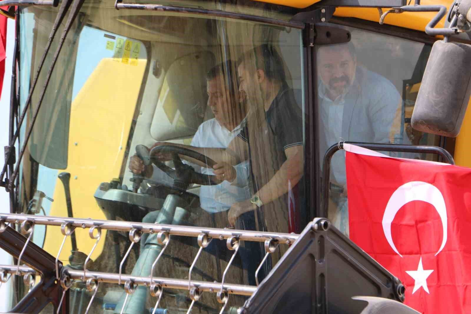 CHP Grup Başkanı Özel, Diyarbakır'da biçerdöverle buğday biçti