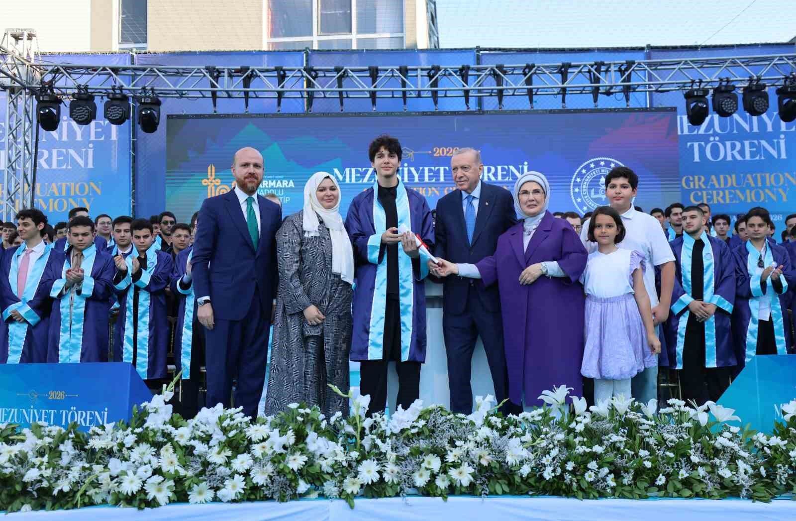 Cumhurbaşkanı Erdoğan, torunu Ömer Tayyip Erdoğan'a diplomasını takdim etti