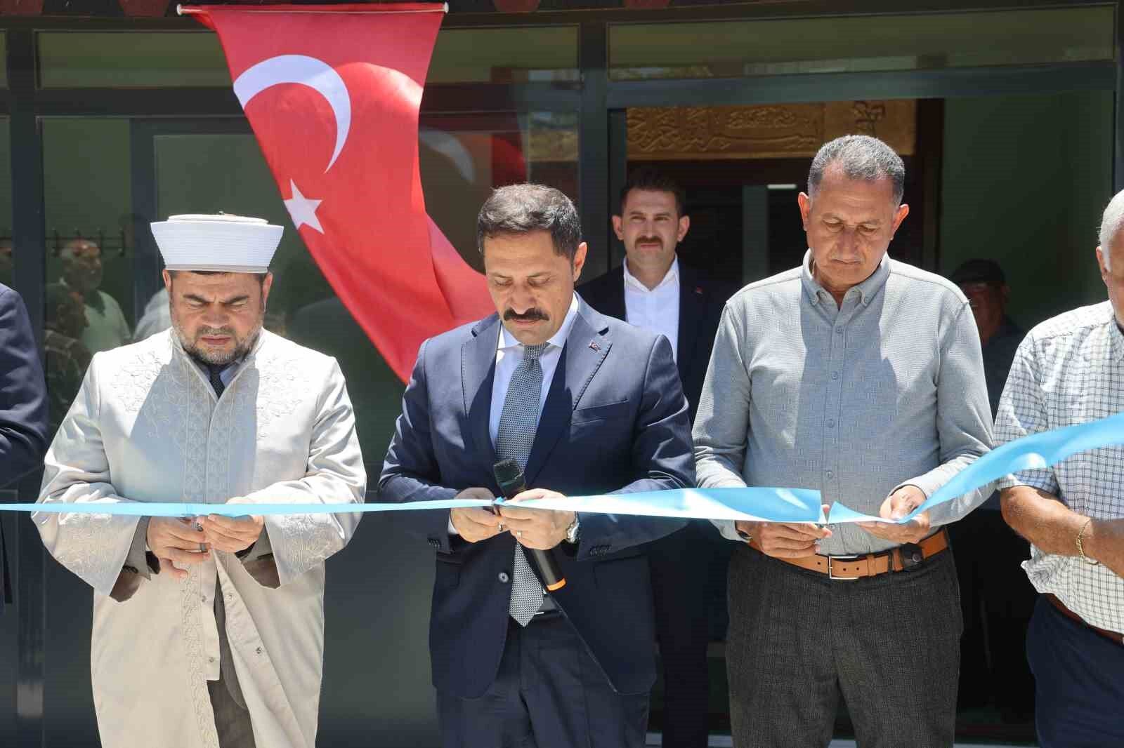 Depremin ardından inşa edilen 130'uncu cami dualarla ibadete açıldı
