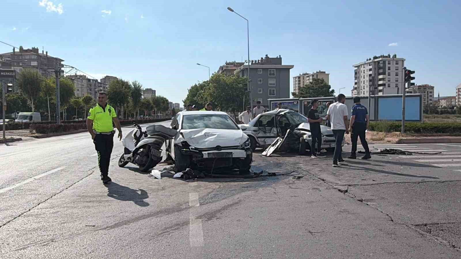 Kayseri'de zincirleme kazada otomobil kağıt gibi ezildi: 5 yaralı