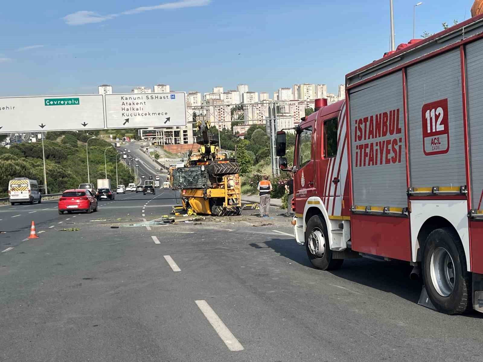 Küçükçekmece'de iş makinesini taşıyan çekici devrildi, sürücü hayatını kaybetti