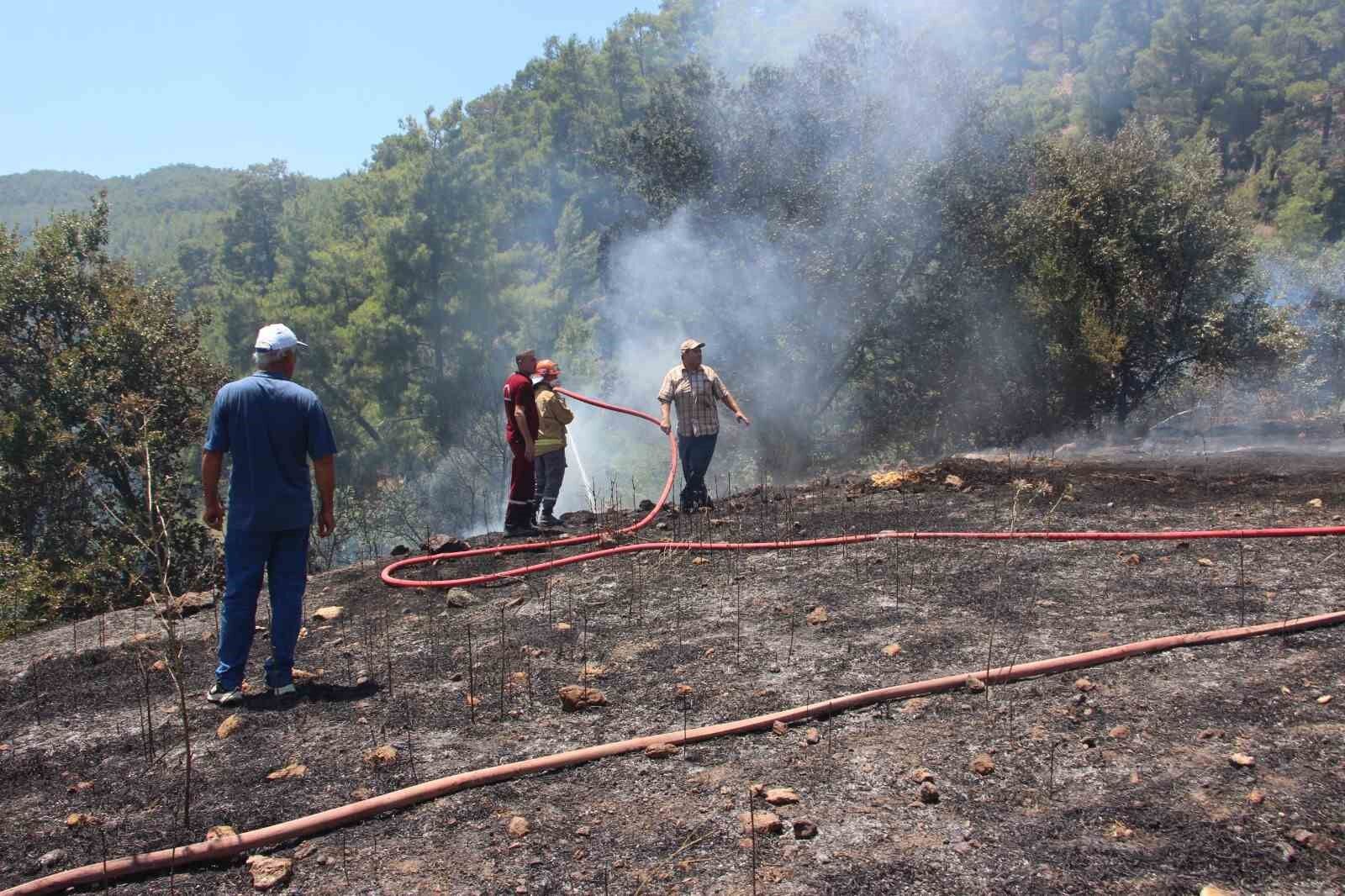 Kumluca'da makilik alanda çıkan yangın, evlere ve ormanlık alana sıçramadan söndürüldü