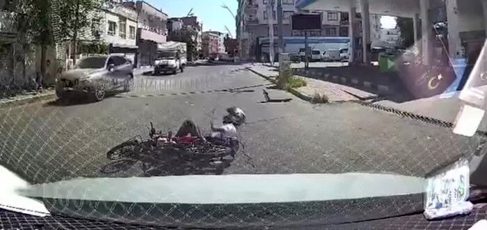 Motosikletin otomobile çarpma anı araç kamerasında