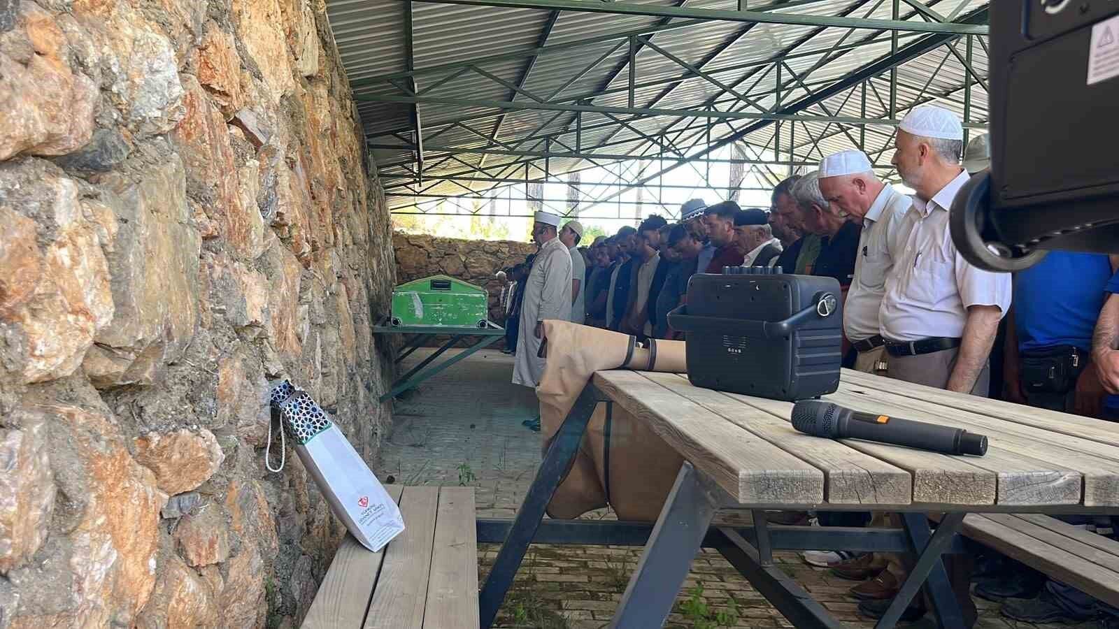 Otobüs kazasında hayatını kaybeden hafız Merve Erik Alanya'da toprağa verildi