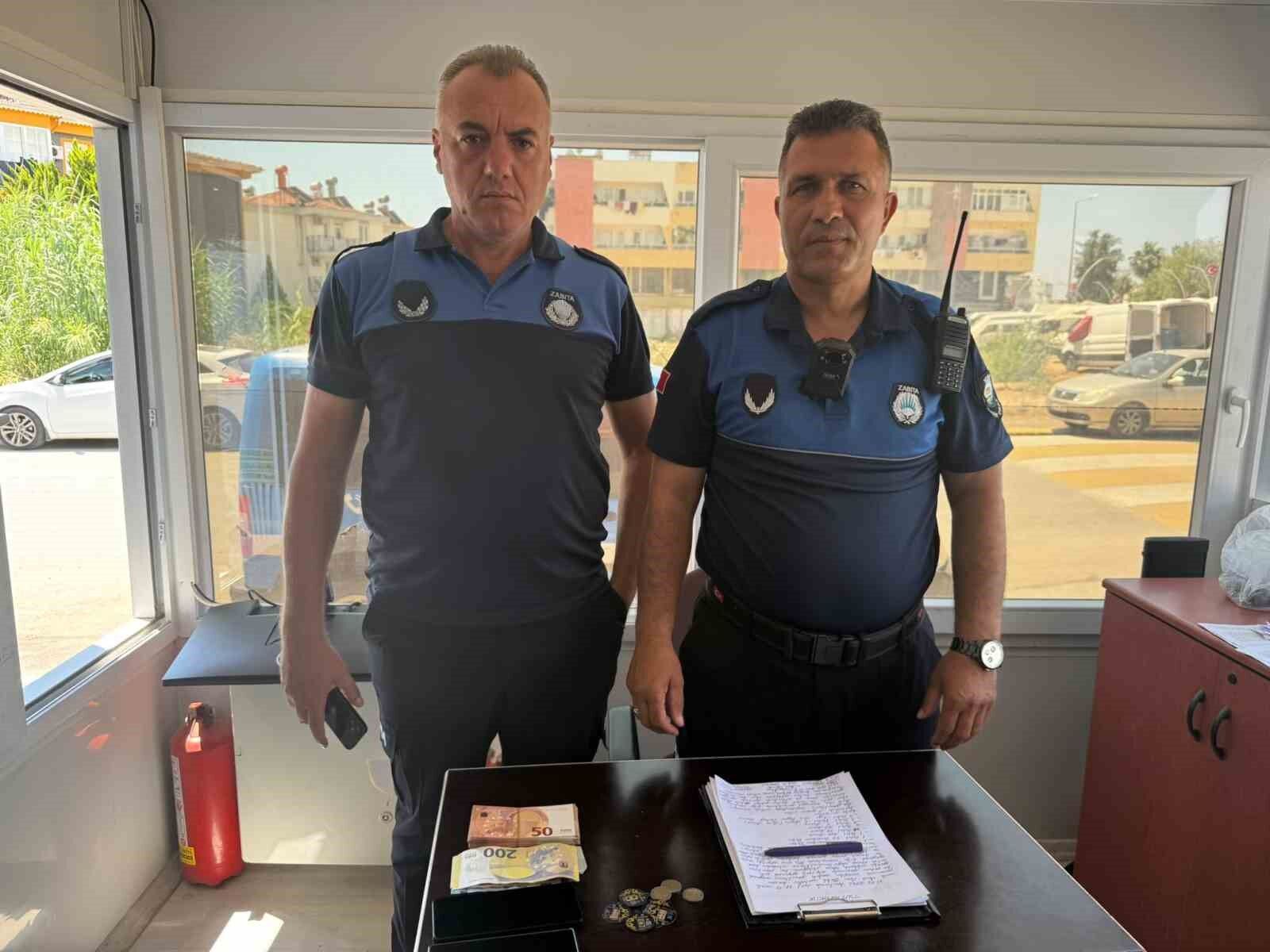 Pazarda sahte döviz ve altınlarla alışveriş yapmaya çalıştı, esnaf ve zabıtanın dikkatiyle yakalandı