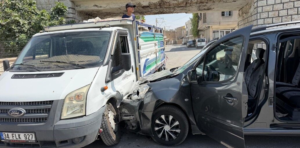 Nusaybin'de iki otomobil çarpıştı: 1 yaralı