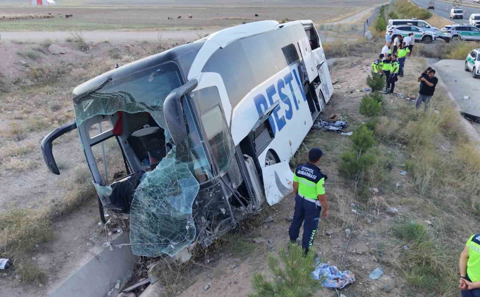 Aksaray'da yolcu otobüsü şarampole devrildi: 44 yaralı