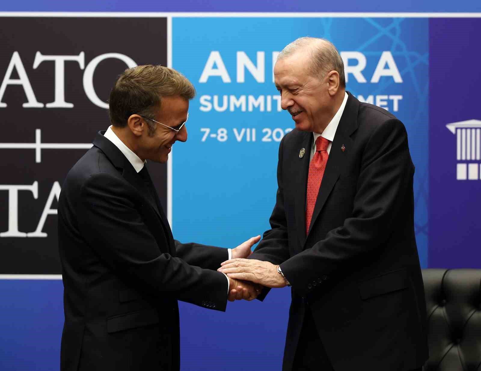 Cumhurbaşkanı Erdoğan, Macron ile Fransa'ya selam gönderdi