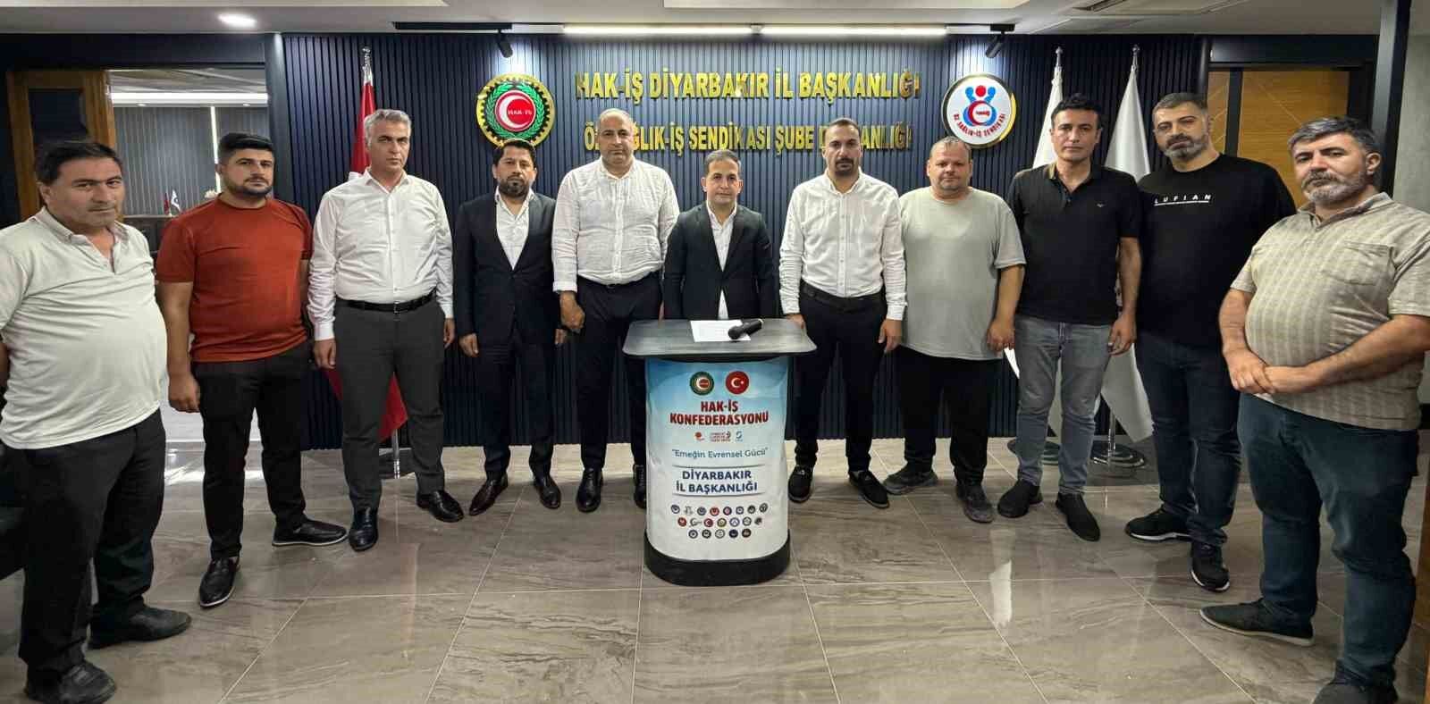 HAK-İŞ İl Başkanı Aküzüm: 'Bu tarihi direniş, bir daha yaşanmamak üzere tarihin altın sayfalarına demokrasiye sahip çıkan milletin zaferi olarak yazılmıştır'