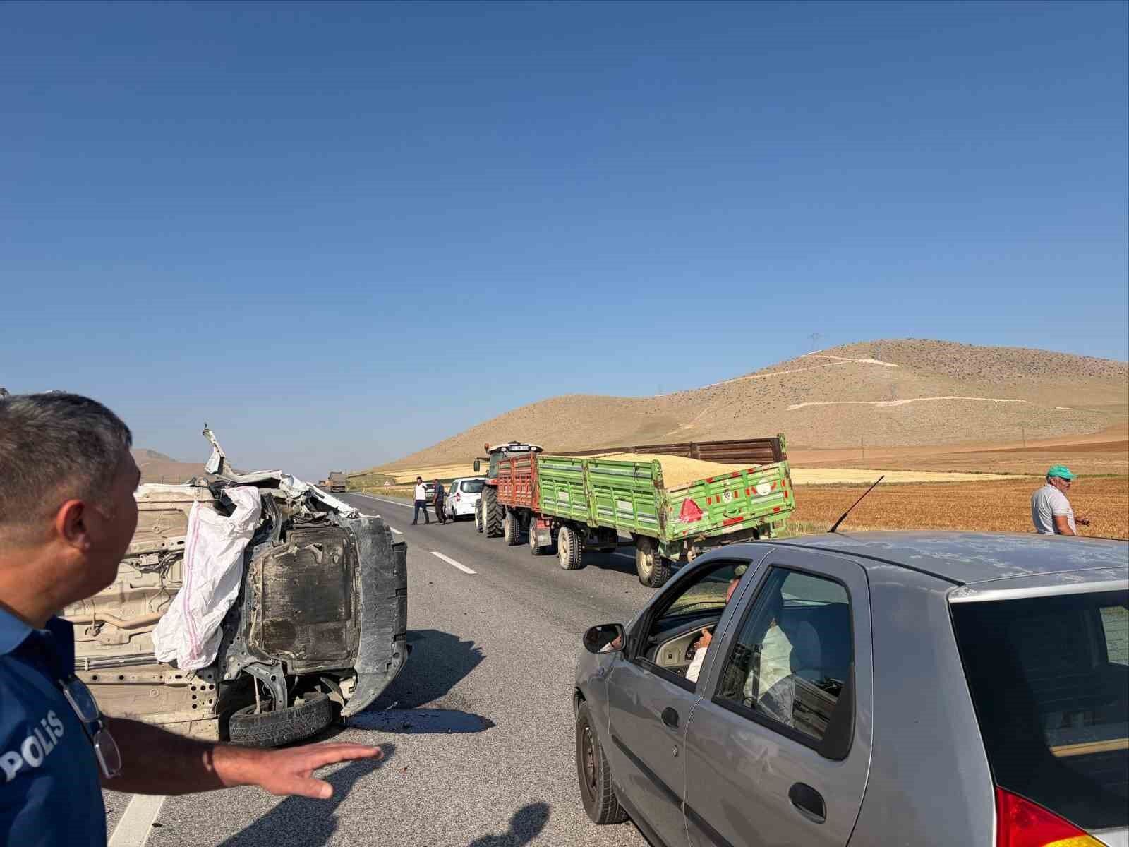 Karaman'da traktörün römorkuna çarpan otomobil devrildi: 1 yaralı