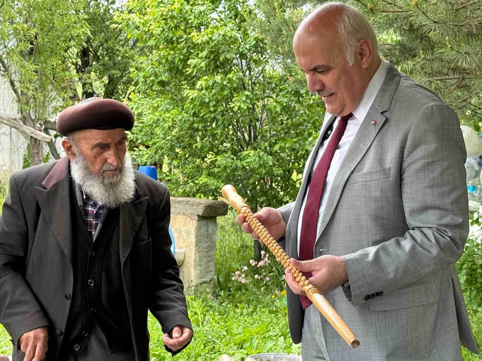 Kızılcahamam Belediye Başkanı Acar, 93 yaşındaki baston ustasını ziyaret etti
