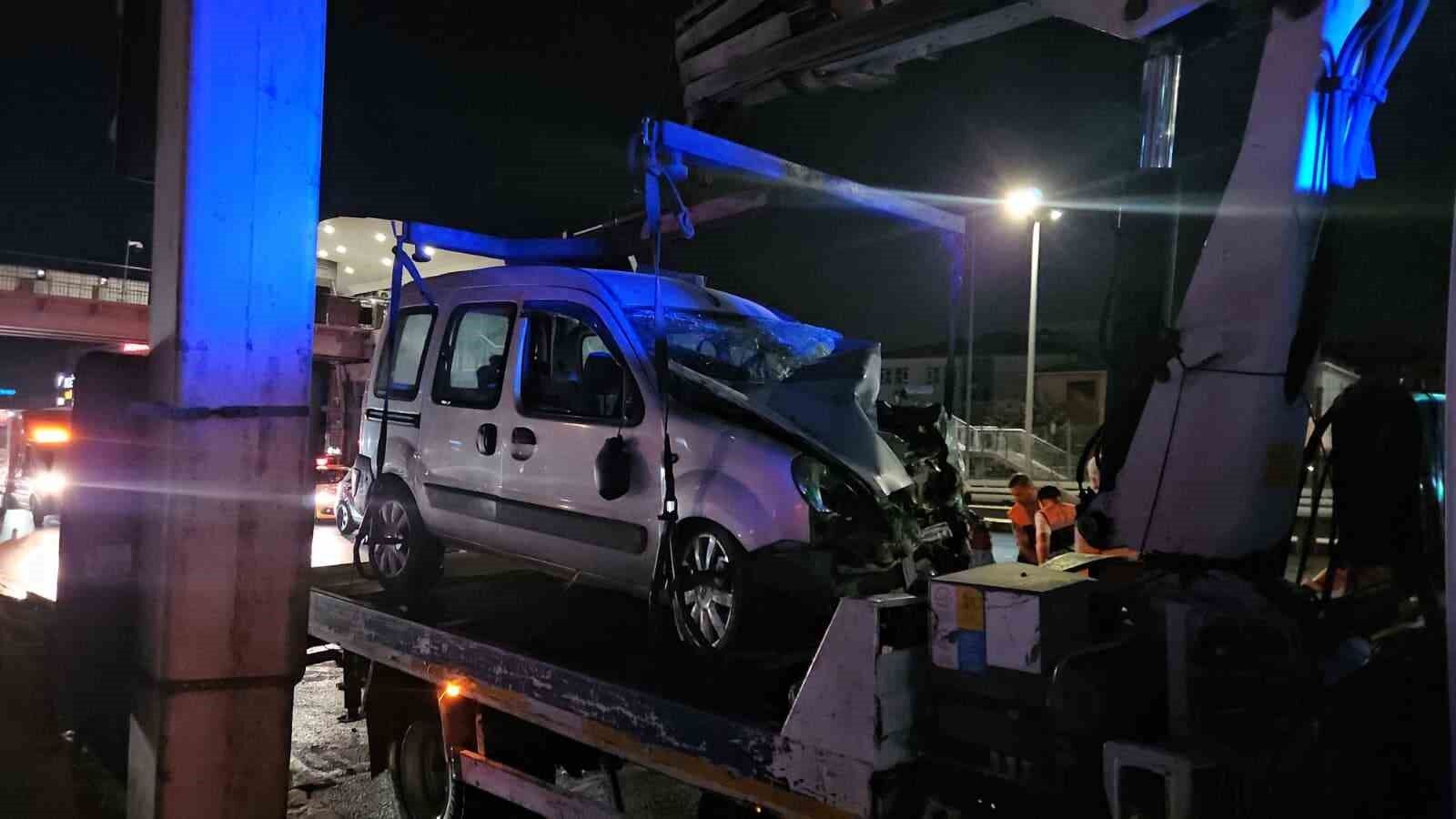 Küçükçekmece'de makas atan sürücü kazaya sebep oldu: 2 yaralı