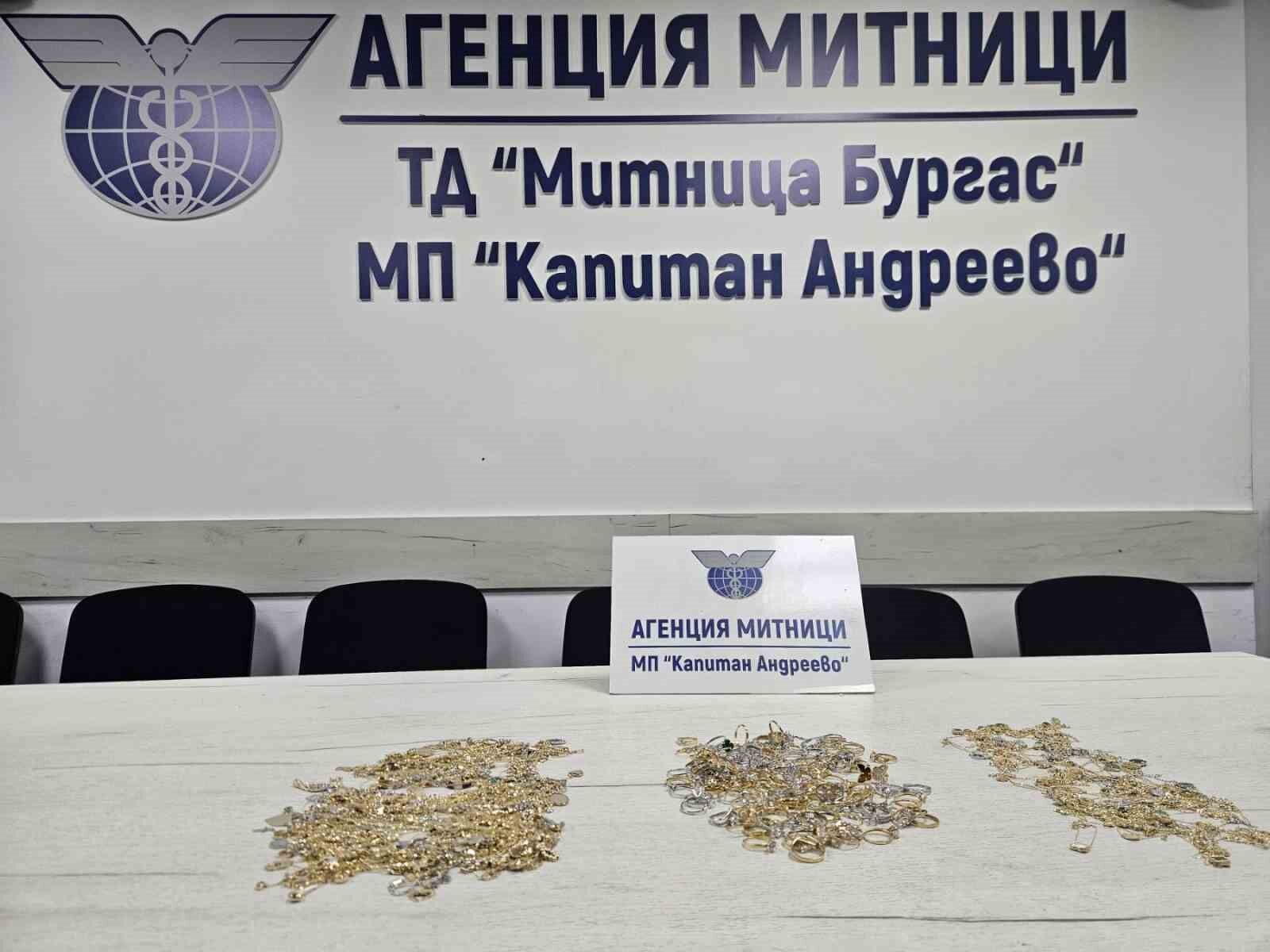 Otobüste gizli bölmede 717 gram altın takı ele geçirildi