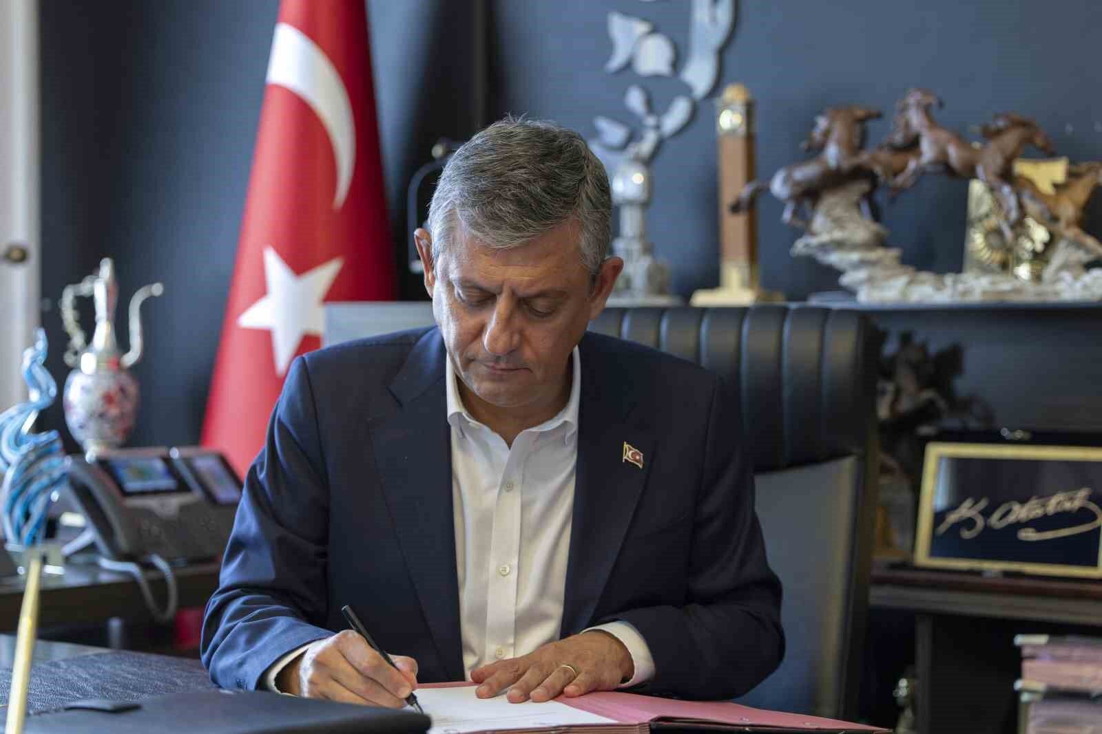 Özgür Özel, YENİ Parti'nin kuruluş evraklarını imzalayarak Cumhuriyet Halk Partisi'nden istifa etti. Özel ile birlikte toplam 91 milletvekili Cumhuriyet Halk Partisi'nden istifa ederek YENİ Parti Kurucular Kurulu'na katıldı.